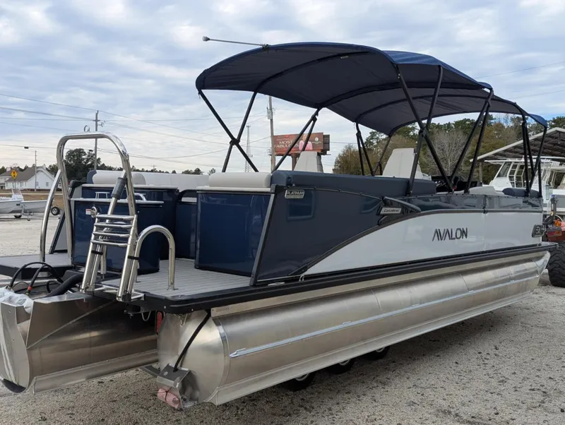 Slide: The Image of Avalon CATALINA 25 QUAD LOUNGER 2025 - 27