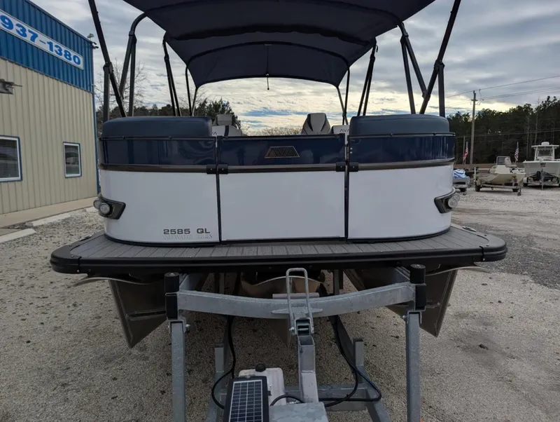 Slide: The Image of Avalon CATALINA 25 QUAD LOUNGER 2025 - 28