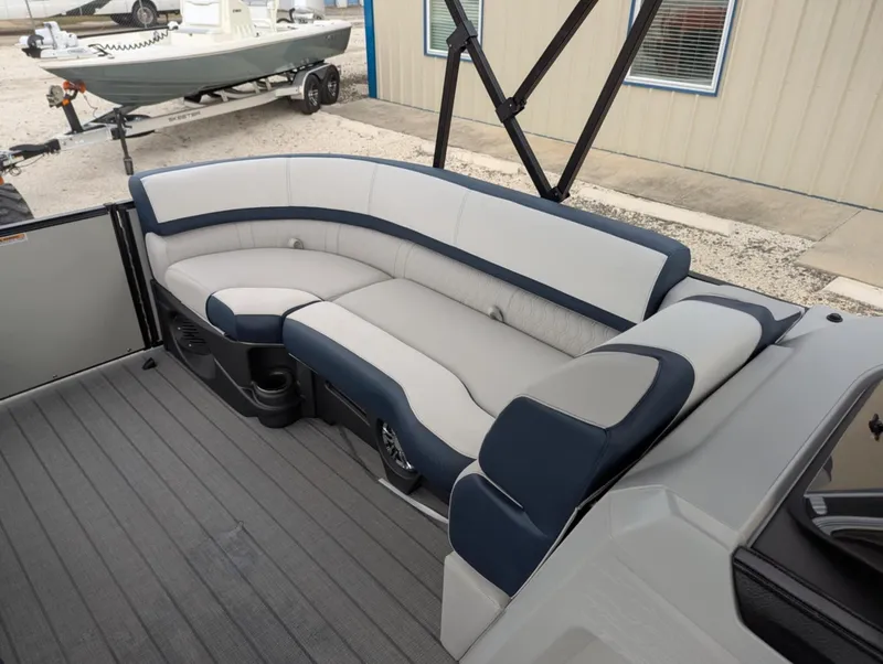 Slide: The Image of Avalon CATALINA 25 QUAD LOUNGER 2025 - 4