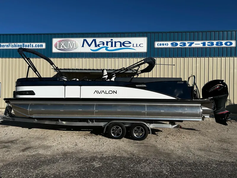 Slide: The Image of Avalon CATALINA 25 QUAD LOUNGER 2025 - 7