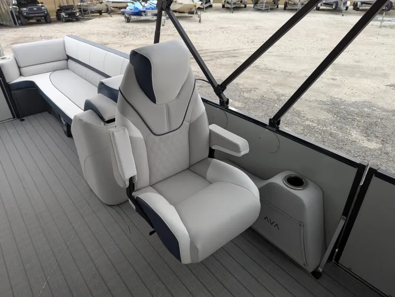 Slide: The Image of Avalon CATALINA 25 QUAD LOUNGER 2025 - 9
