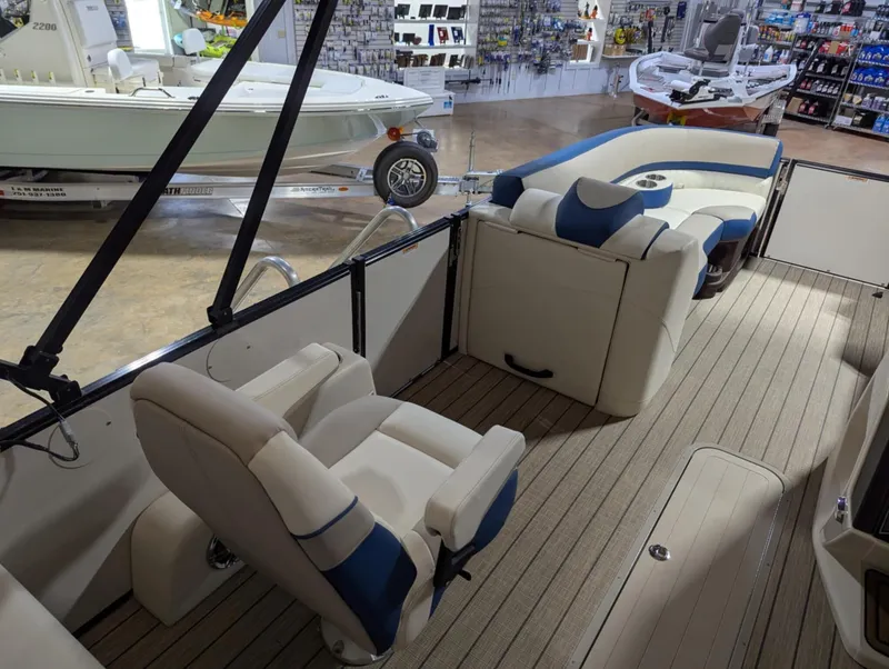 Slide: The Image of Avalon Catalina 23 versa lounge 2025 - 11