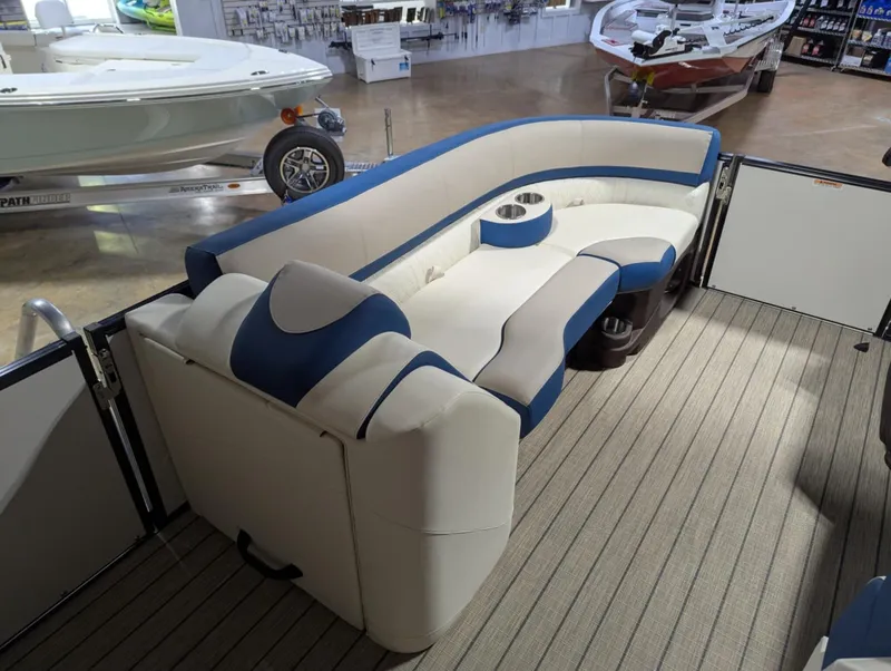 Slide: The Image of Avalon Catalina 23 versa lounge 2025 - 15