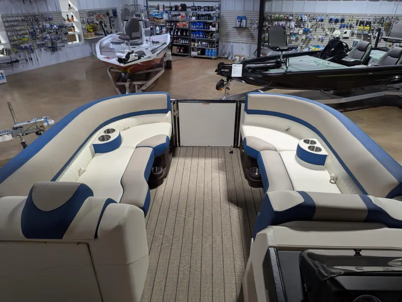 Slide: The Image of Avalon Catalina 23 versa lounge 2025 - 18