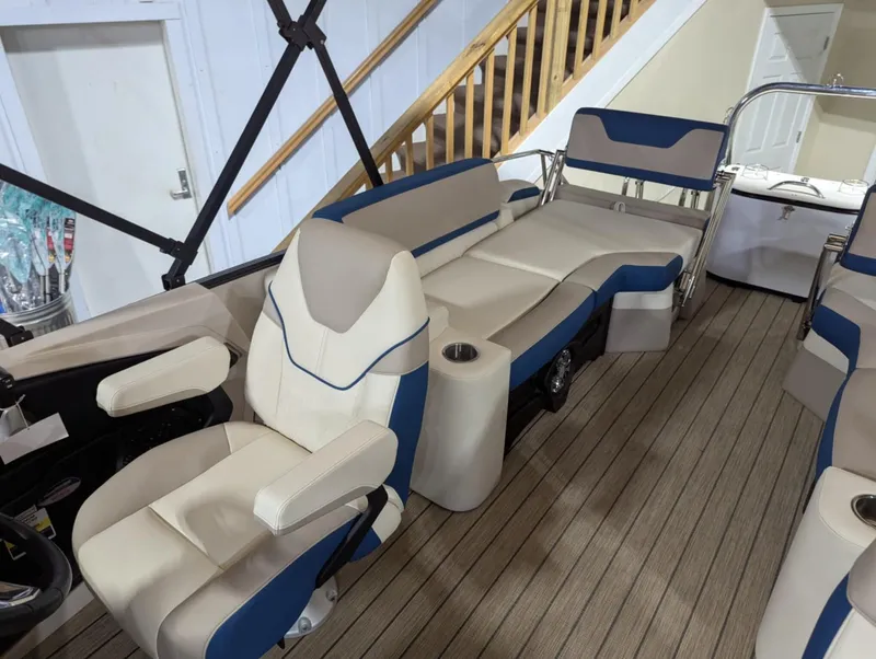 Slide: The Image of Avalon Catalina 23 versa lounge 2025 - 20