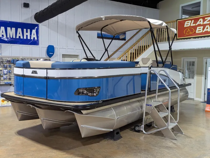 Slide: The Image of Avalon Catalina 23 versa lounge 2025 - 4