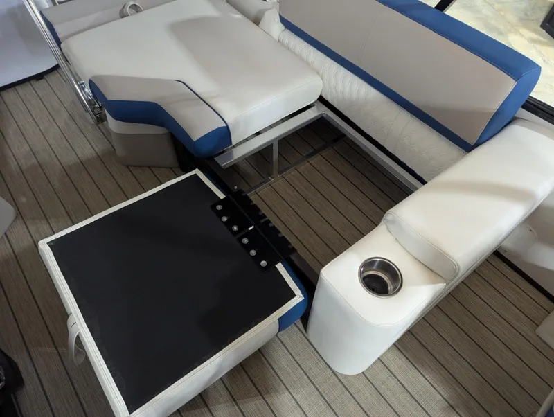 Slide: The Image of Avalon Catalina 23 versa lounge 2025 - 8