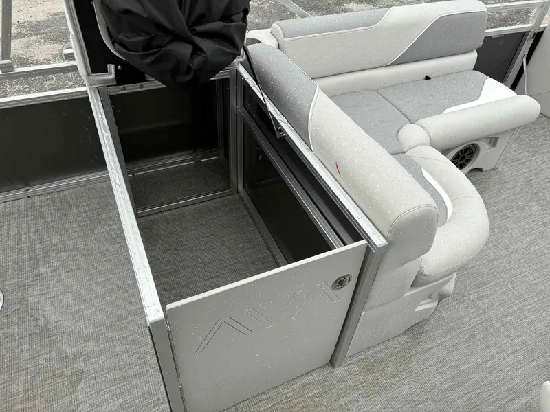 Slide: The Image of Avalon Venture 85 23 VERSA FISH 2025 - 20