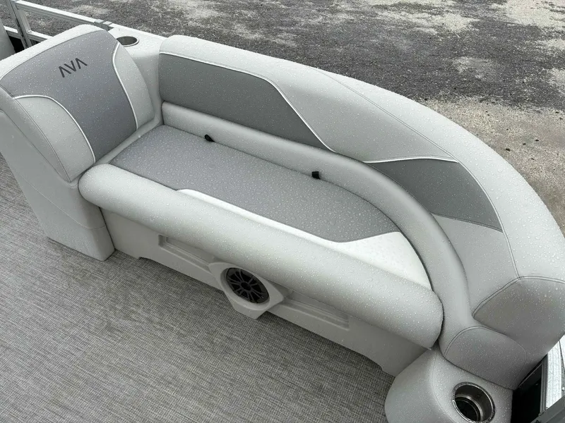 Slide: The Image of Avalon Venture 85 23 VERSA FISH 2025 - 9