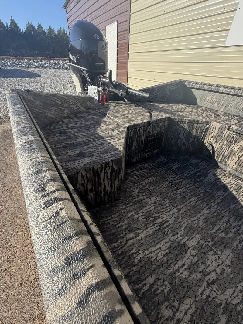 Slide: The Image of Reaper Boats 756 STEP TRANSOM 2026 with camouflage pattern and outboard motor. - 9