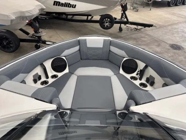 Slide: The Image of Malibu Wakesetter 23 LSV 2026 - 8