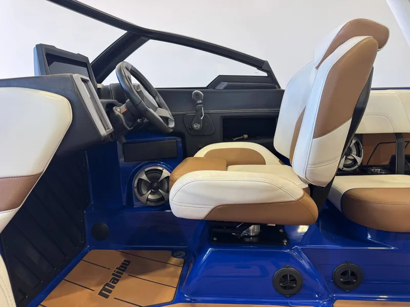 Slide: The Image of Malibu Wakesetter 23 LSV 2021 - 23