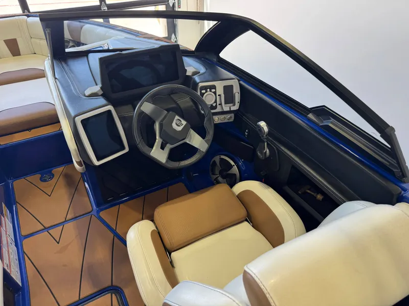 Slide: The Image of Malibu Wakesetter 23 LSV 2021 - 25