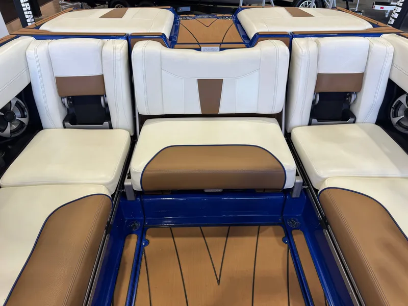 Slide: The Image of Malibu Wakesetter 23 LSV 2021 - 27