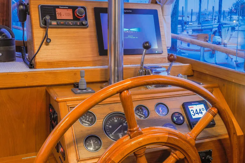 Slide: The Image of Grand Banks 32 Sedan 1987 - 13