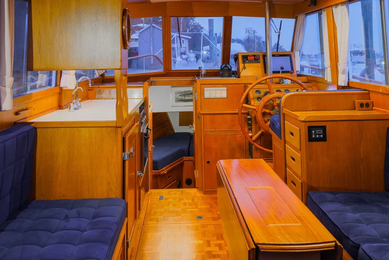 Slide: The Image of Grand Banks 32 Sedan 1987 - 6