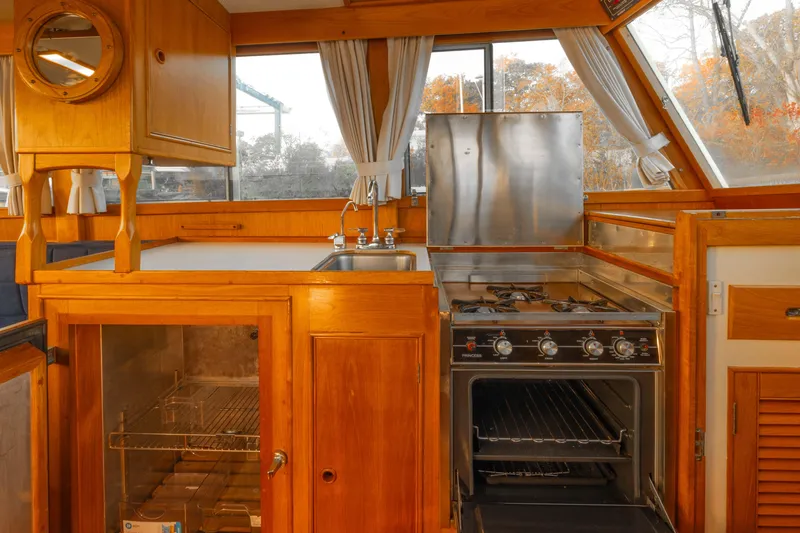 Slide: The Image of Grand Banks 32 Sedan 1987 - 7