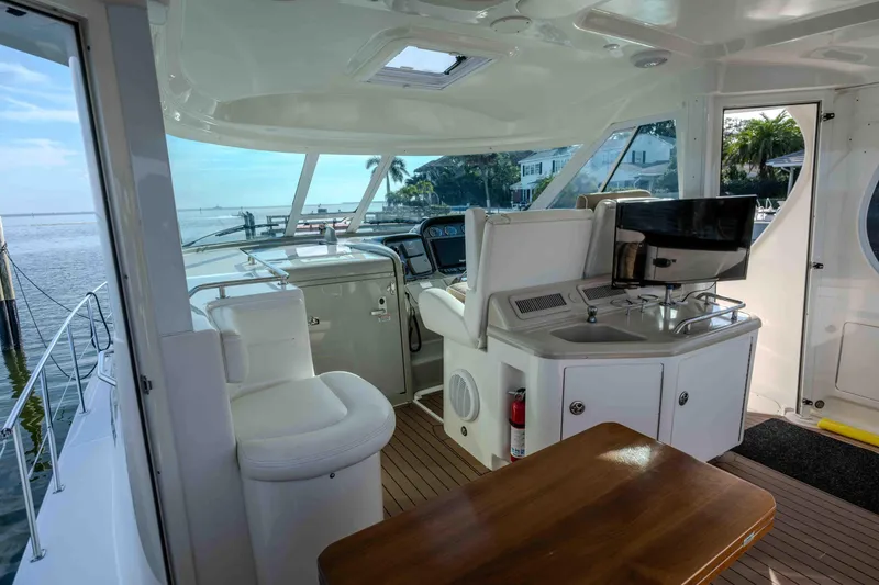 Slide: The Image of 2006 Sea Ray 40 Motor Yacht, side view with model name and sleek design. - 7