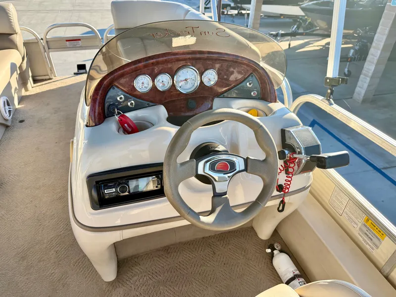 Slide: The Image of Sun Tracker 21' Fishin Barge w/ 90HP Mercury 2010 - 14