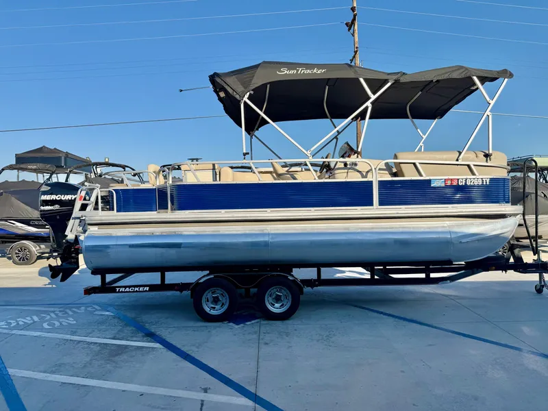 Slide: The Image of Sun Tracker 21' Fishin Barge w/ 90HP Mercury 2010 - 4