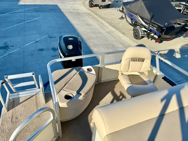 Slide: The Image of Sun Tracker 21' Fishin Barge w/ 90HP Mercury 2010 - 9