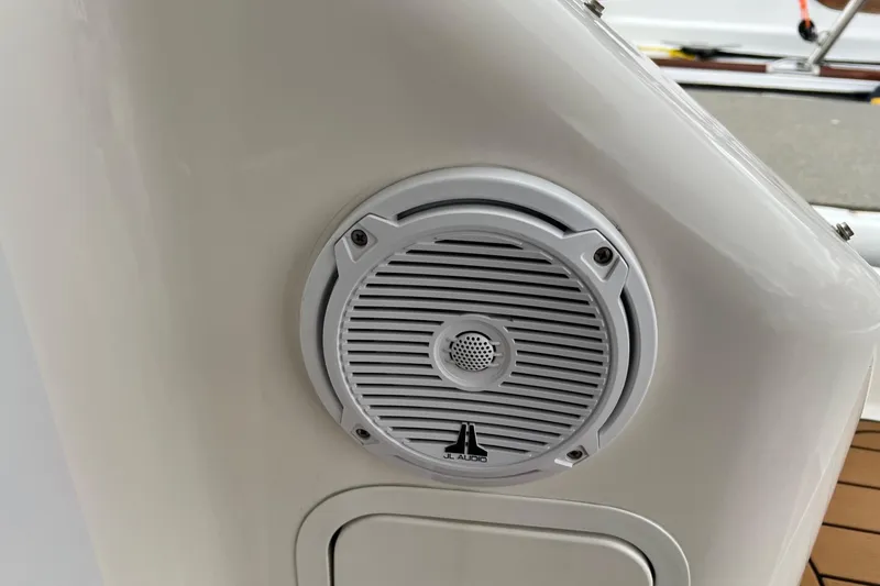 Slide: The Image of Speaker on a 2000 Sea Ray 400 Sedan Bridge yacht, featuring JL Audio branding. - 15