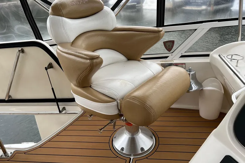 Slide: The Image of Captain's chair on 2000 Sea Ray 400 Sedan Bridge yacht, featuring tan and white upholstery. - 21