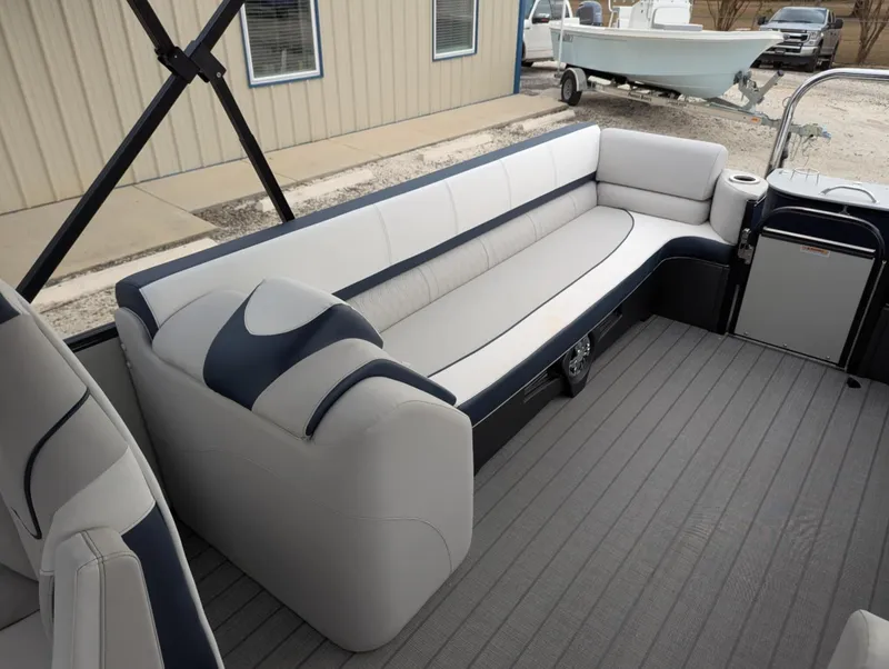 Slide: The Image of Avalon CATALINA 25 QUAD LOUNGER 2025 - 11