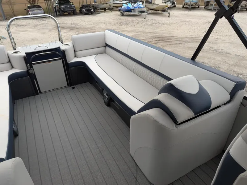 Slide: The Image of Avalon CATALINA 25 QUAD LOUNGER 2025 - 25