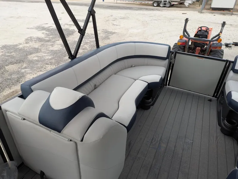 Slide: The Image of Avalon CATALINA 25 QUAD LOUNGER 2025 - 31