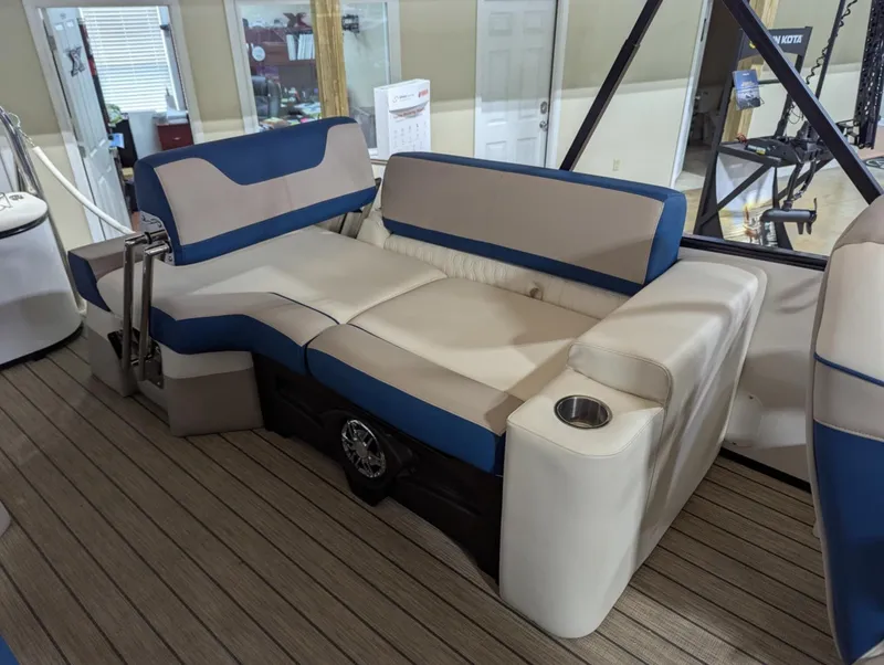 Slide: The Image of Avalon Catalina 23 versa lounge 2025 - 21