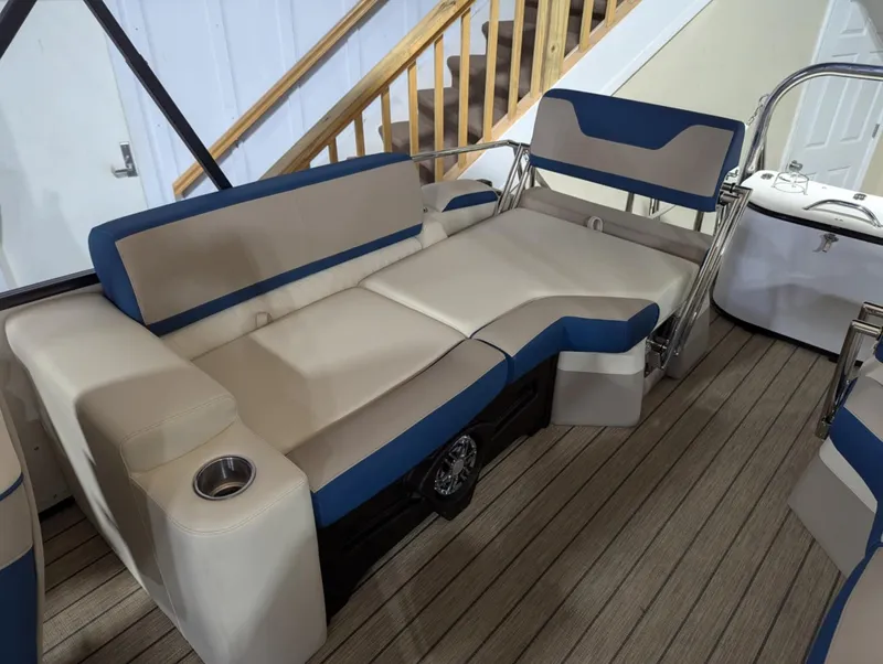 Slide: The Image of Avalon Catalina 23 versa lounge 2025 - 7