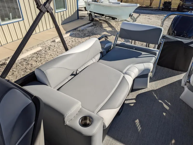 Slide: The Image of Avalon LSZ 23 LOUNGE SWITCH 2025 - 9