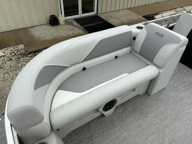 Slide: The Image of Avalon Venture 85 23 VERSA FISH 2025 - 27