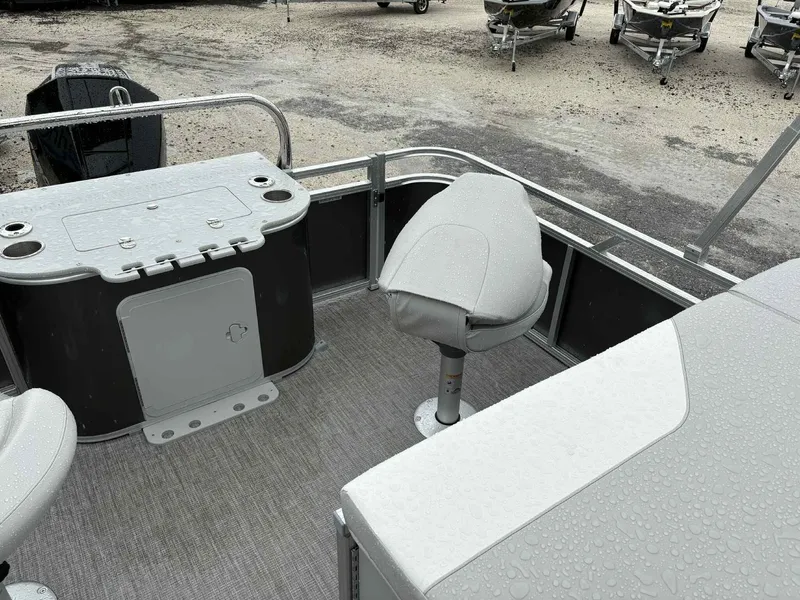 Slide: The Image of Avalon Venture 85 23 VERSA FISH-TRITOON 200HP 2025 - 28