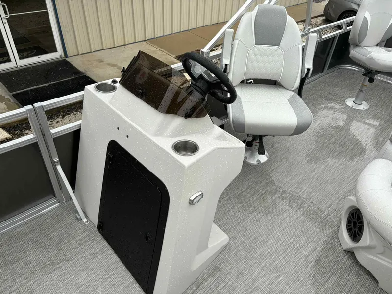 Slide: The Image of Avalon Venture 85 23 VERSA FISH-TRITOON 200HP 2025 - 6