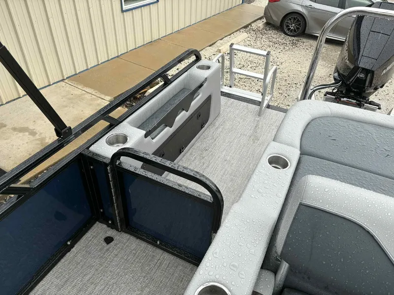 Slide: The Image of Avalon Venture 85 23 VERSA FISH 2025 - 17