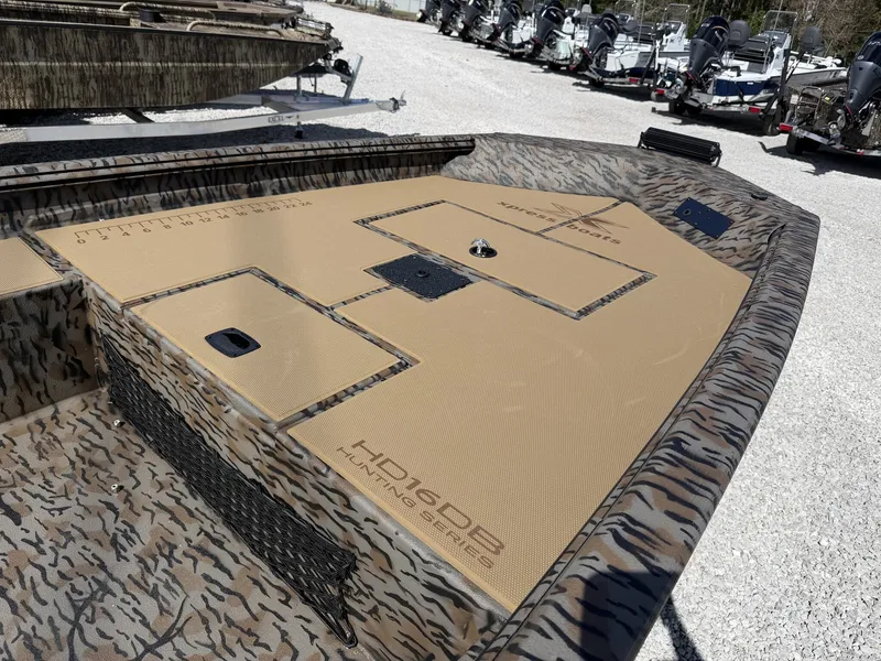 Slide: The Image of Xpress HD Series HD16DB WITH SEADECK/LIVEWELL 2026 - 4