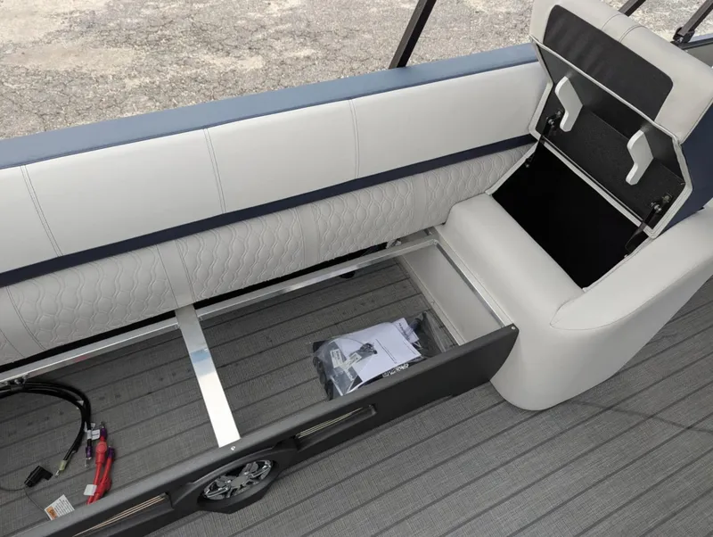 Slide: The Image of Avalon CATALINA 25 QUAD LOUNGER 2025 - 10