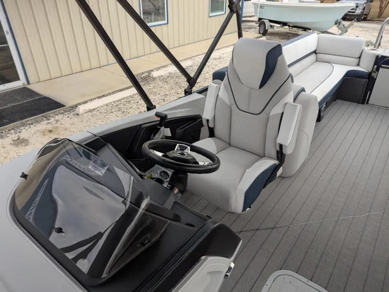 Slide: The Image of Avalon CATALINA 25 QUAD LOUNGER 2025 - 2