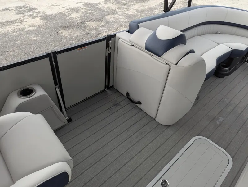 Slide: The Image of Avalon CATALINA 25 QUAD LOUNGER 2025 - 23