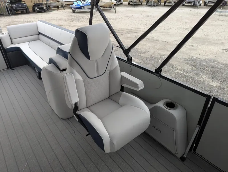 Slide: The Image of Avalon CATALINA 25 QUAD LOUNGER 2025 - 9
