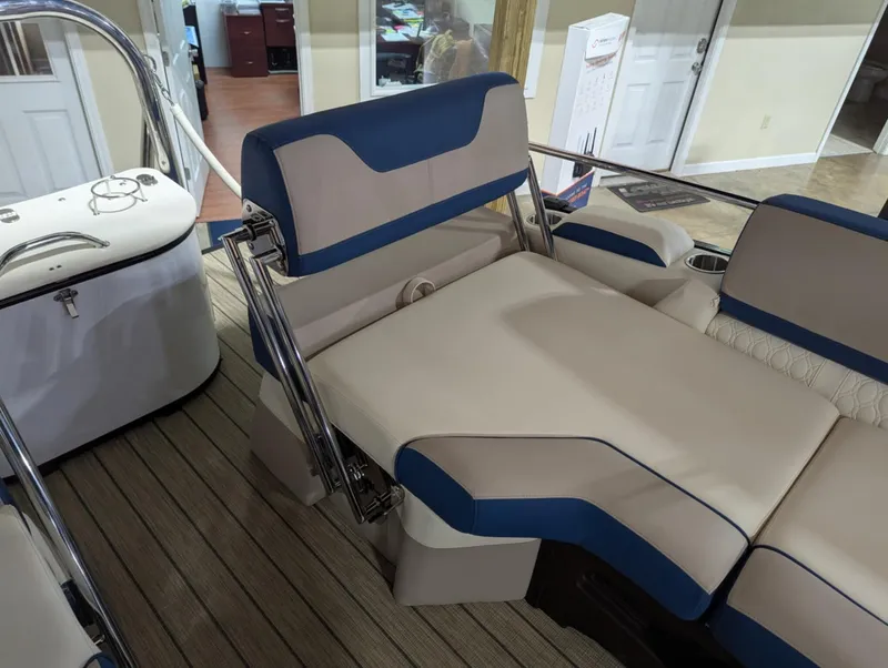 Slide: The Image of Avalon Catalina 23 versa lounge 2025 - 17