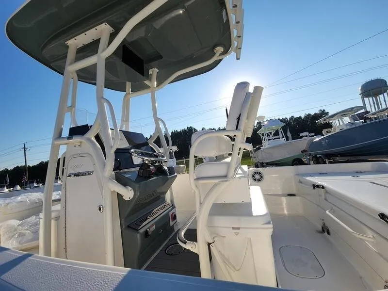 Slide: The Image of Skeeter SX2350 2025 - 4