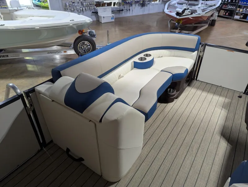 Slide: The Image of Avalon Catalina 23 versa lounge 2025 - 15