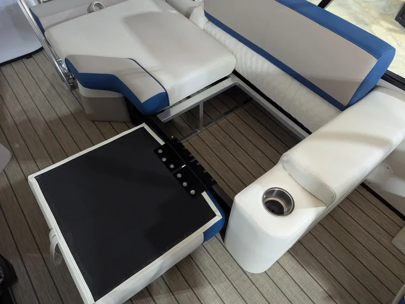 Slide: The Image of Avalon Catalina 23 versa lounge 2025 - 8