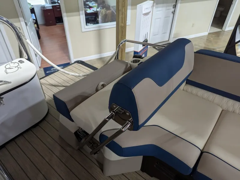 Slide: The Image of Avalon Catalina 23 versa lounge 2025 - 9