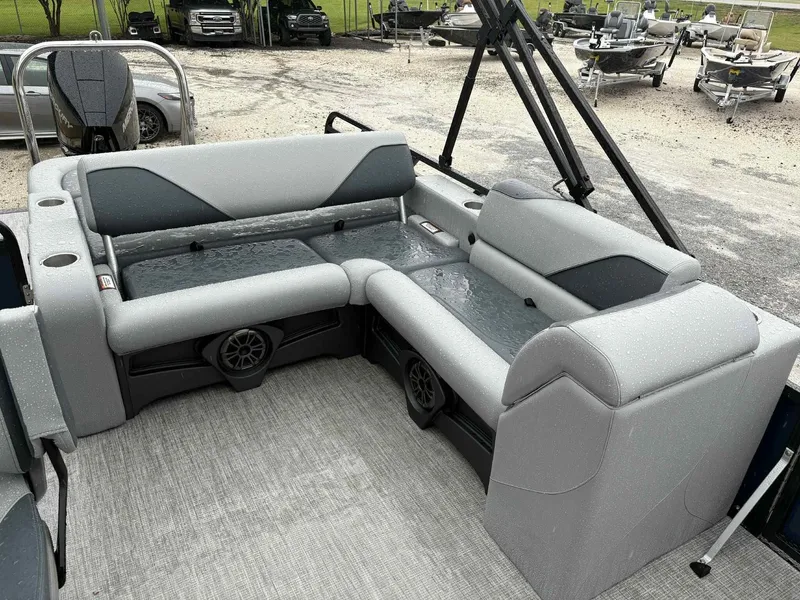 Slide: The Image of Avalon Venture 85 23 VERSA FISH 2025 - 22