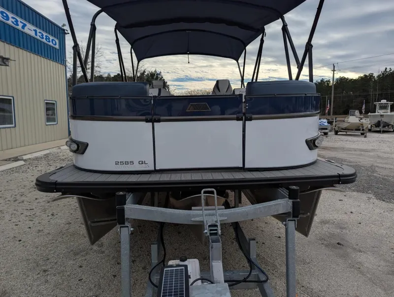 Slide: The Image of Avalon CATALINA 25 QUAD LOUNGER 2025 - 28