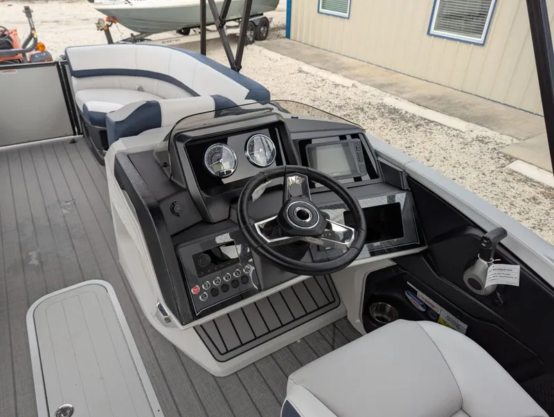 Slide: The Image of Avalon CATALINA 25 QUAD LOUNGER 2025 - 6